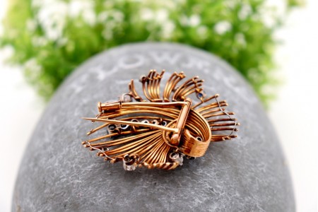 Pregadeira em ouro com nove diamantes (9)