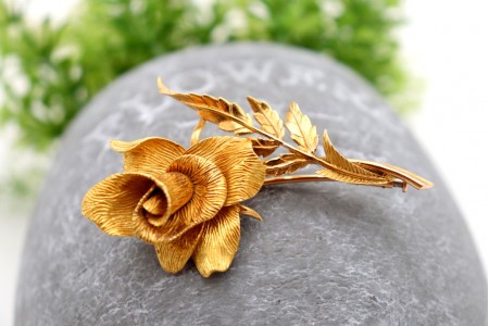 Pregadeira em ouro em forma de rosa