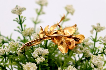 Pregadeira em ouro em forma de rosa