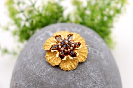 Pregadeira em ouro em forma de flor