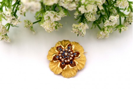 Pregadeira em ouro em forma de flor