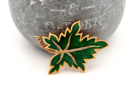 Pregadeira em ouro em forma de pétala esmaltada