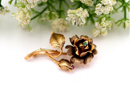  Pregadeira em ouro em forma de rosa