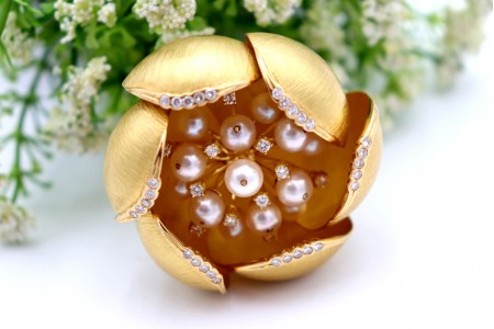 Pregadeira em ouro em forma de botão de rosa