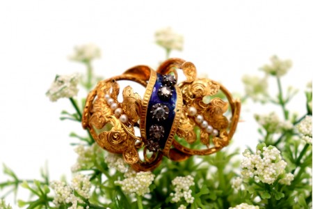 Pregadeira em ouro com relevos recortados, banda central em esmalte policromado 