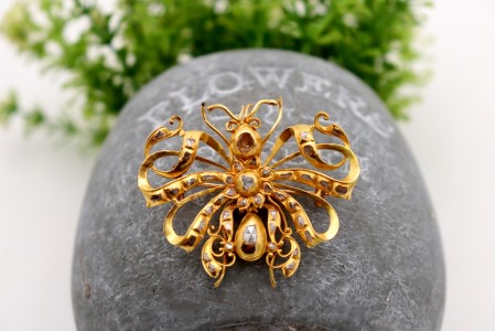 Pregadeira em ouro em forma de borboleta ao estilo saquilé