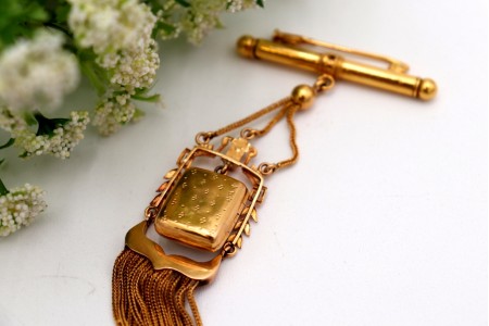 Pregadeira relicário em ouro com aplicações