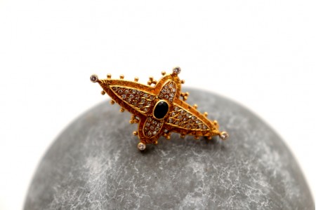 Pregadeira em ouro com diamantes (54) em talhe brilhante