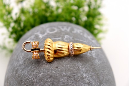 Pregadeira em ouro em forma de chapéu de chuva 