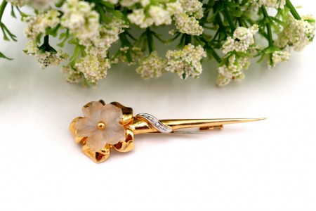 Pregadeira em ouro com lascas de diamantes