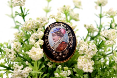 Pregadeira em ouro com figura de Dama antiga