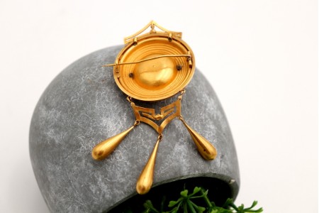  Pregadeira em ouro com pérolas e aplicações, relevada com três pingentes 