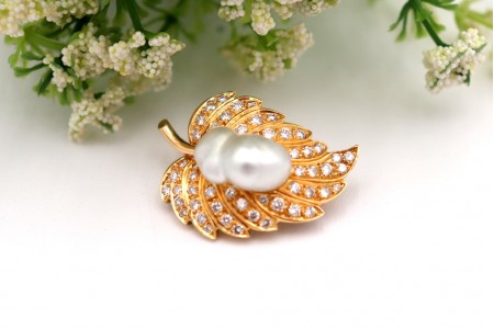 Pregadeira em ouro em forma de folha com diamantes