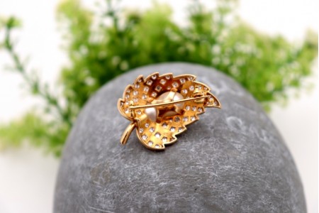 Pregadeira em ouro em forma de folha com diamantes