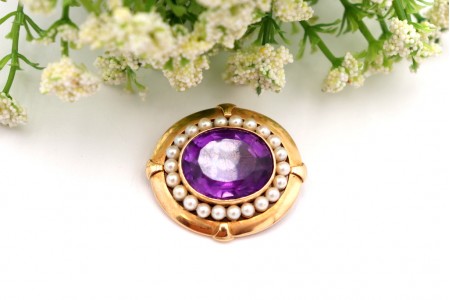 Pregadeira elíptica em ouro com pérolas