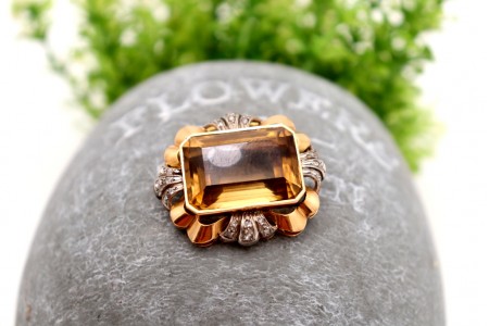 Pregadeira em ouro com lascas de diamantes