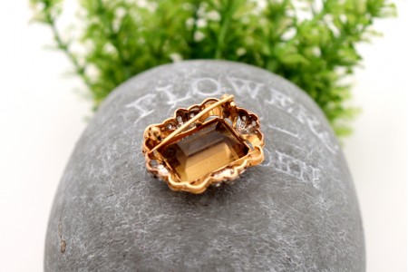 Pregadeira em ouro com lascas de diamantes