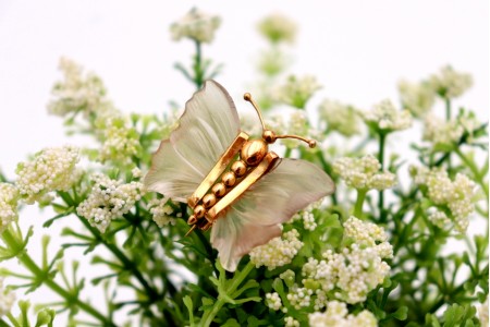 Pregadeira em ouro em forma de borboleta