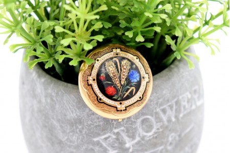 Pregadeira em ouro com relevos de espigas