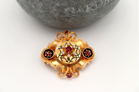 Pregadeira em ouro com laços e recortes