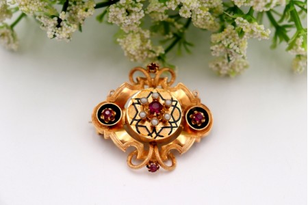 Pregadeira em ouro com laços e recortes