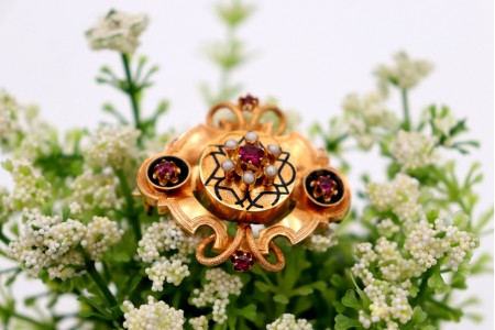 Pregadeira em ouro com laços e recortes