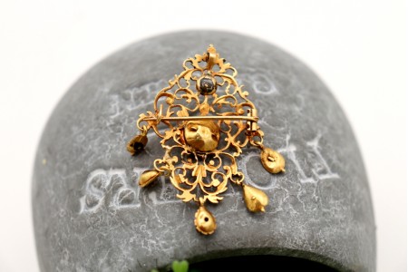 Pregadeira em ouro com diamentes ao estilo saquilé