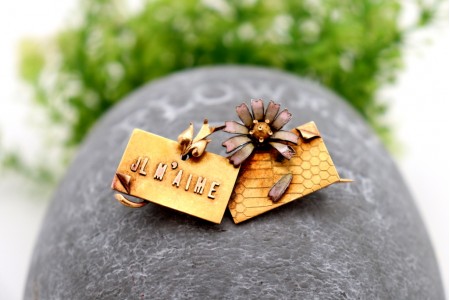 Pregadeira em ouro com aplicação de flor