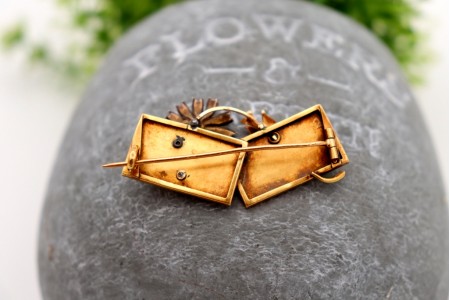 Pregadeira em ouro com aplicação de flor