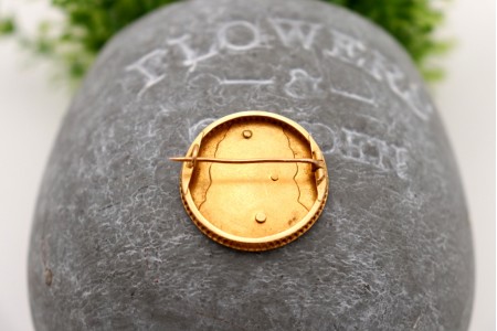 Pregadeira em ouro com gradinha e figura de dama em esmalte 