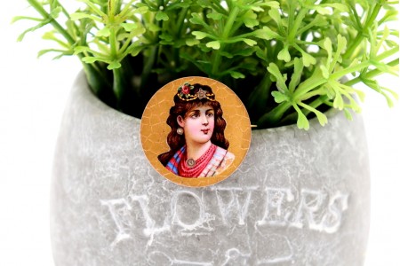 Pregadeira em ouro com gradinha e figura de dama em esmalte 