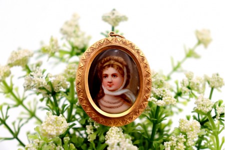 Pregadeira//Medalha em ouro em formato elíptico com frisos