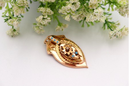 Pregadeira/medalha em ouro com turquesas incrustadas