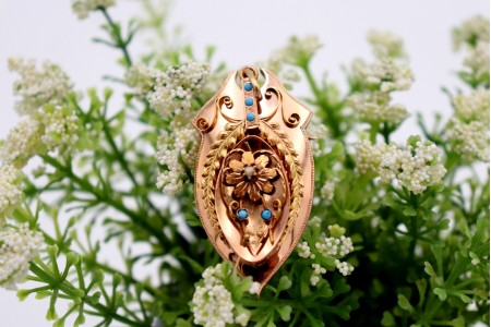 Pregadeira/medalha em ouro com turquesas incrustadas