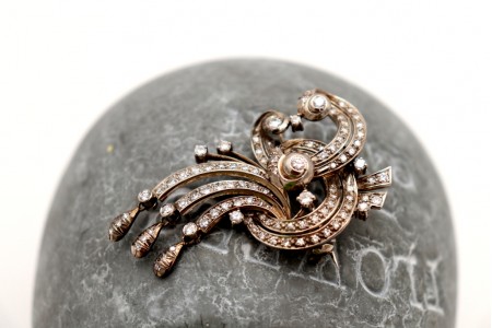 Pregadeira em ouro branco com diamantes (94) em talhe brilhante 