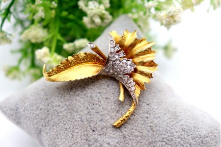 Pregadeira em ouro em forma de folha com diamantes em talhe brilhante 8/8