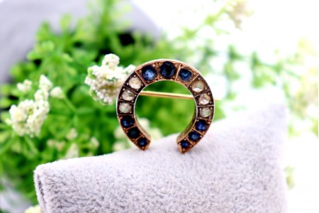 Pregadeira em ouro em forma de ferradura com diamantes coroados e safiras 