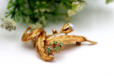 Pregadeira em ouro com relevos diamante em talhe brilhante, esmeraldas lapidadas