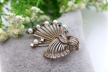 Pregadeira em ouro com elementos cordeados e diamantes (2) em talhe brihante