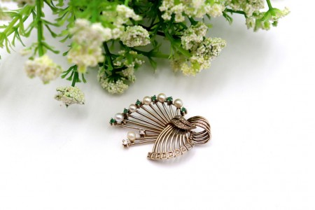 Pregadeira em ouro com elementos cordeados e diamantes (2) em talhe brihante