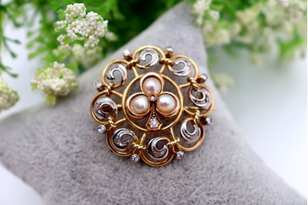 Pregadeira em ouro bicolor recortado em formato róseo com diamantes em talhe 8/8