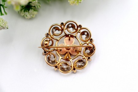 Pregadeira em ouro bicolor recortado em formato róseo com diamantes em talhe 8/8