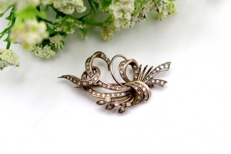 Pregadeira de ouro branco com diamantes em talhe brilhante (3) e diamantes (48) 