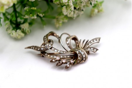 Pregadeira em ouro branco com diamantes em talhe brilhante (3) e diamantes (48) 