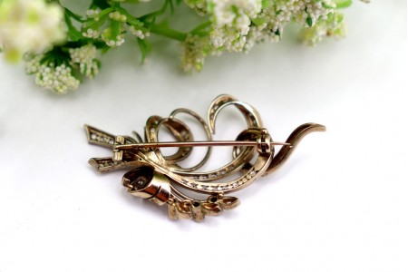 Pregadeira de ouro branco com diamantes em talhe brilhante (3) e diamantes (48) 