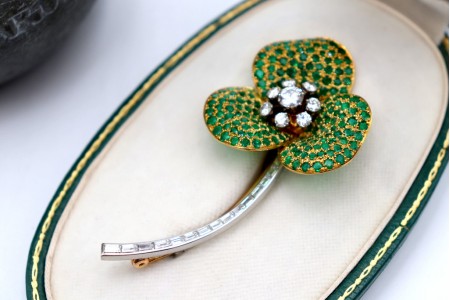 Pregadeira em ouro bicolor em forma de trevo com diamantes (8) talhe brilhante