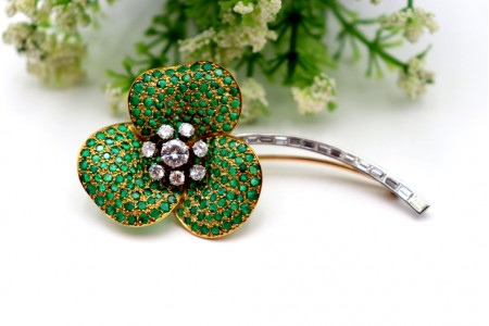 Pregadeira em ouro bicolor em forma de trevo com diamantes (8) talhe brilhante