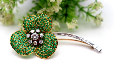 Pregadeira em ouro bicolor em forma de trevo com diamantes (8) talhe brilhante