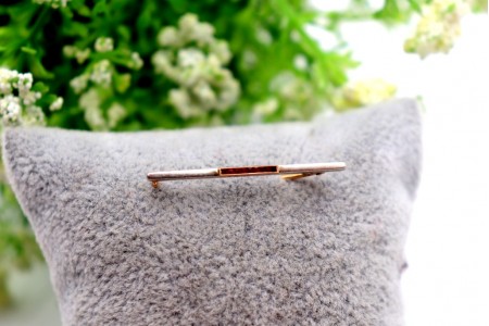 Pregadeira em ouro e prata com rubis calibrada.