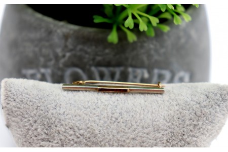 Pregadeira em ouro e prata com rubis calibrada.